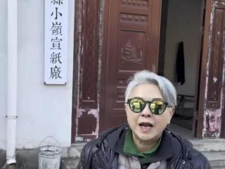 60岁梁雁翎满头白发现身，曾是歌坛天后，如今靠旅游活出自我