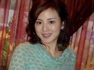 她因爱隐退成家庭主妇，七年之痒终离婚，45 岁为儿仍孤身