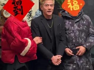 郭富城陪伴妻子探亲！与小2岁岳父握手留影，遭亲戚拉扯满脸不悦