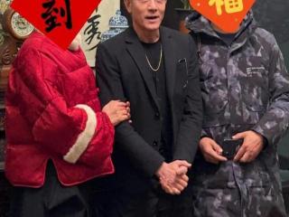 方媛回安徽好风光！郭富城戴墨镜穿紧身羽绒服陪笑，岳父一脸满意