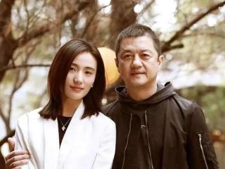 李嫣与李亚鹏夫妇逛街，李嫣身高出挑气质佳，与继母牵手似姐妹