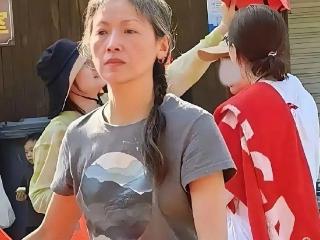 56岁吴倩莲街头被偶遇，穿素色短袖扎麻花辫，满头白发美得很高级