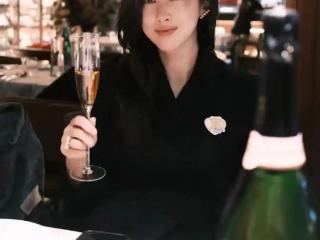 朱珠晒全家福为老公庆生，5岁女儿出镜像妈妈，五官精致妥妥美人