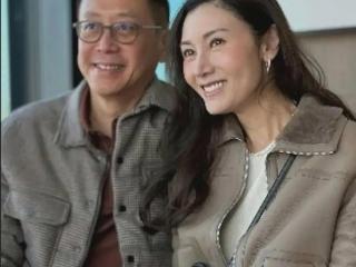 李嘉欣晒与许晋亨合照秀恩爱，手牵手笑容甜蜜，低调奢华羡煞众人