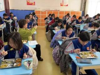 共筑校园“食”光 | 央美实验学校高中部开展开学第一餐陪餐调研活动