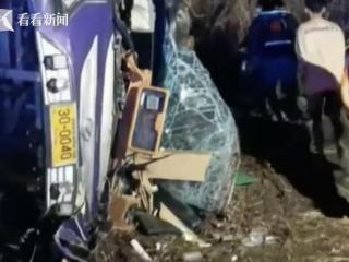 泰国一辆巴士在行驶过程中侧翻 已致17人死亡