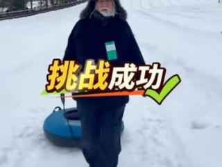 73岁张纪中不服老，带着42岁娇妻和儿女国外滑雪，活力全开似小伙