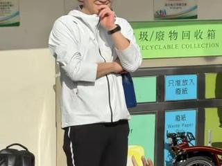 58岁黎明与小19岁妻子出席7岁女儿的运动会！穿白衣像年轻小伙