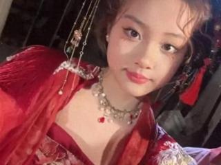 李小璐12岁女儿甜馨拍古装照，身着红纱裙似妈妈，越长越美啦