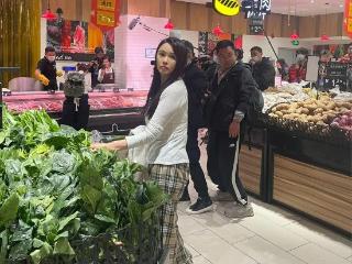 56岁伊能静去超市买菜，穿纱衣美成邻家小媳妇，秦昊可真是捡到宝