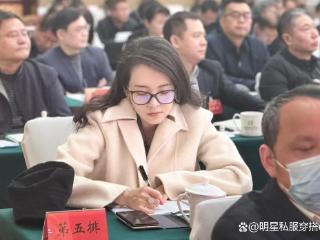 被章子怡开会素颜照美到！戴镜框眼镜穿搭简约，骨相气场都很绝！