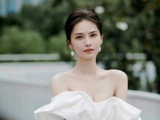 姜佩瑶一袭白色露肩礼服，清新气质犹如一朵小白花