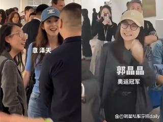 “戴棒球帽”有多显年轻，看31岁章泽天与43岁郭晶晶看展穿搭懂了