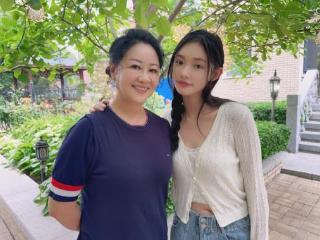 林允沈腾“生子”乌龙：月嫂晒照引热议，当事人辟谣真相