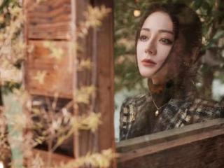 张凌赫镜头下的迪丽热巴：一次跨越时空的影像对话
