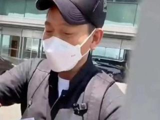 63岁刘德华现身机场，摘帽俯身半小时，栏杆缝里给粉丝递签名