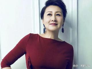 富豪对其一见钟情，恩爱30年生下明星女儿，如今62岁仍是顶流