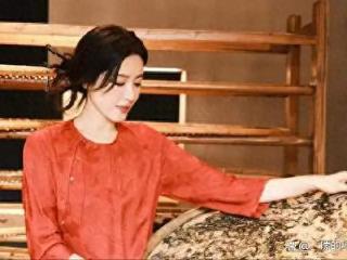 她是百年难遇的美人，年近50依旧美貌惊人，却依旧未婚