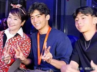 狄波拉祖孙三人首度同框！兄弟俩教养细节太好，张柏芝育儿有方