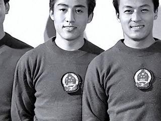 83岁乒坛传奇李富荣现状！身体硬朗，儿子神似父亲年轻容颜