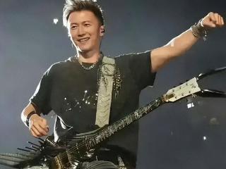 20年后王菲与谢霆锋演唱会深情相视！网友称：55与44的爱情最甜蜜