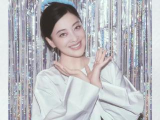 梅婷分享50岁生日照片，笑容灿烂如30岁，酷似“素颜女神”王丽坤
