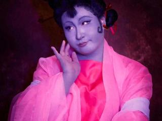 锤娜丽莎扮演石矶娘娘神似！身穿荧光粉装，尽管身材丰满依旧迷人