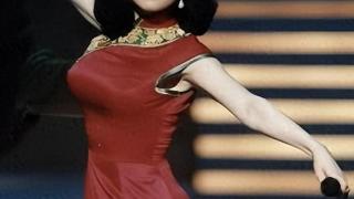李连杰全家选择在新加坡定居，62岁自然衰老，两个女儿十分孝敬