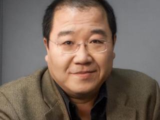 谌容去世一年，回首梁欢与英达28年的婚姻，确实印证了冯小刚的话