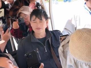 朱之文携儿媳现身菏泽牡丹园，媳妇美如花仙子，自己却用着苹果六