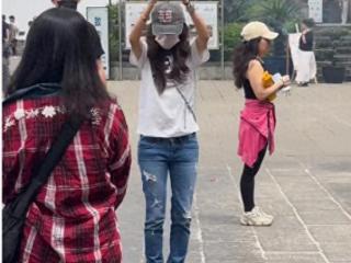 莫文蔚前往重庆老君洞拜香，身着白色T恤与牛仔裤如普通人