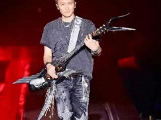 谢霆锋演唱会星光熠熠，女友王菲悄然到场，两个儿子也前来助阵