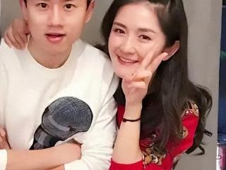 谢娜深夜购花被发现！骑自行车前往鸟巢为张杰送花