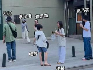 贾乃亮和李小璐一同带娃外出游玩，甜馨欢快玩闹，全家乐开花