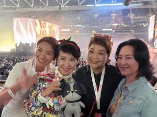 何超琼出现在谢霆锋的演唱会，身穿金色亮片背心与狄波拉合影