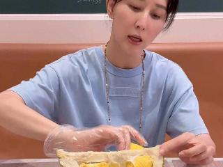 胡静在马来西亚的榴莲园采摘成熟榴莲，朱兆祥不慎被榴莲砸到脚
