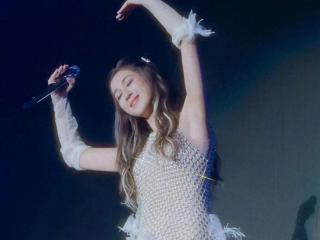 钟嘉欣演唱会场场爆满，她光脚唱跳，孩子合唱，更有神秘嘉宾助阵