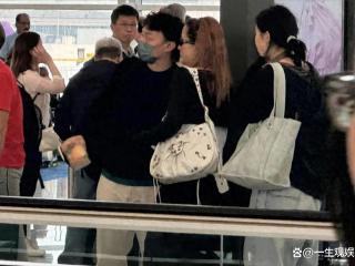 51岁徐濠萦现身日本，和未来女婿同框，短裙和袜子穿搭学不来