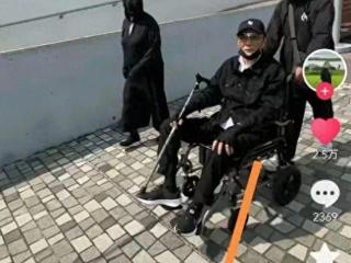 缺席谢霆锋演唱会的谢贤露面，坐轮椅被保姆推着，神情有些憔悴
