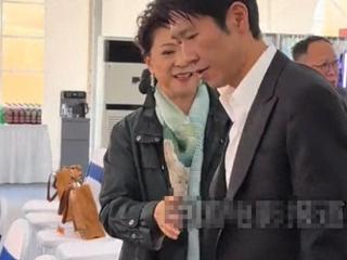 王馥荔与儿子王骁现身颁奖活动，王骁满脸骄傲，老伴走后她老很多