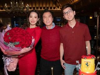 62岁甄子丹为大儿子甄文卓庆生，大儿子高大帅气，父子长得好像