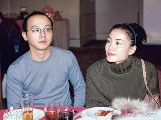 56岁窦唯在广州喝咖啡，打扮朴素，摇滚才子球场悠闲打篮球