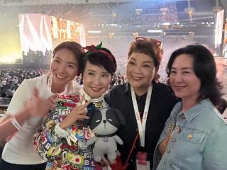 何超琼现身谢霆锋演唱会，头狄波拉当场搂腰拍合照，好贵气