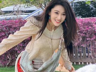 张馨予晒桂林旅游照，穿苗族服饰宛如仙女，像画里走出来的