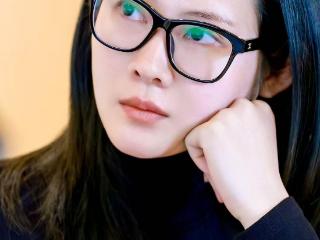 王泫梓妍亮相重要活动 展现知性风采