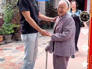 60岁港星回乡祭拜祖先！白发苍苍抢买单，老宅曝光惊呆网友