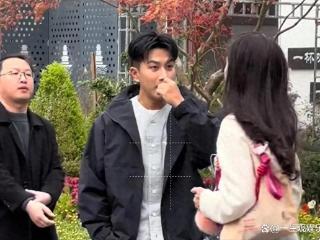 51岁刘恺威淮安生图疯传，下颌线秒杀人生规划
