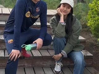 王雷夫妻同框，网友调侃：像是爸爸领着女儿！李小萌幼态显年轻！