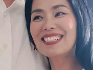 61岁韦唯收到小儿子的定制项链，激动当场落泪，儿子暖心操作绝了
