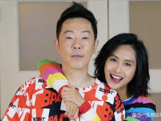 52岁朱茵隐居照曝光：开27年古董车住漏雨房，活成娱乐圈李子柒